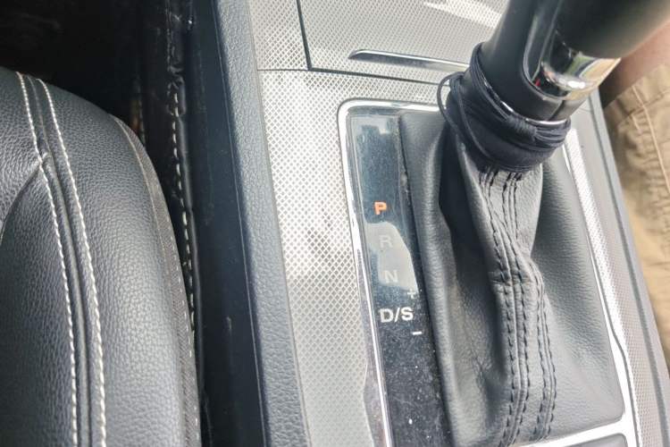 Used Roewe RX5 2016 20T Two-Wheel Drive Automatic Internet Smart Edition Gear Lever