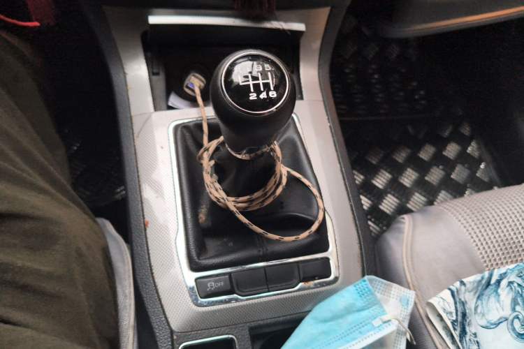 Used Roewe RX5 2016 20T Two-Wheel Drive Manual Flagship Edition Gear Lever