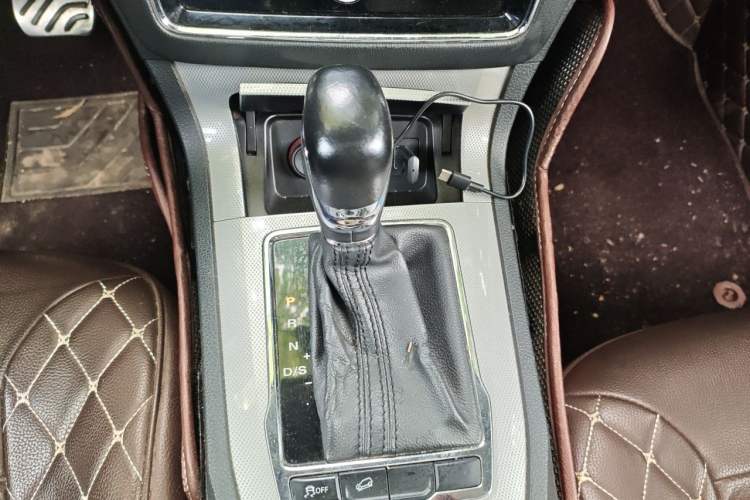 Used Roewe RX5 2016 20T Two-Wheel Drive Automatic Internet Smart Edition Gear Lever