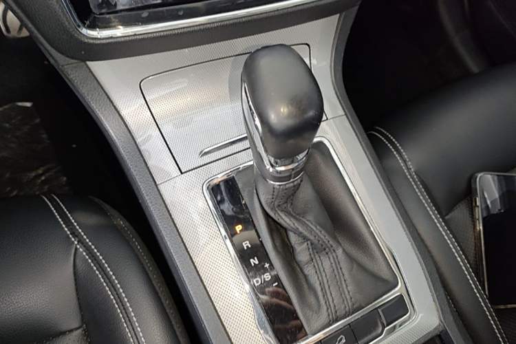 Used Roewe RX5 2016 20T Two-Wheel Drive Automatic Internet Smart Edition Gear Lever