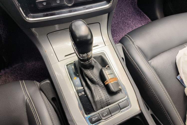 Used Roewe RX5 2016 20T Two-Wheel Drive Automatic Internet Smart Edition Gear Lever
