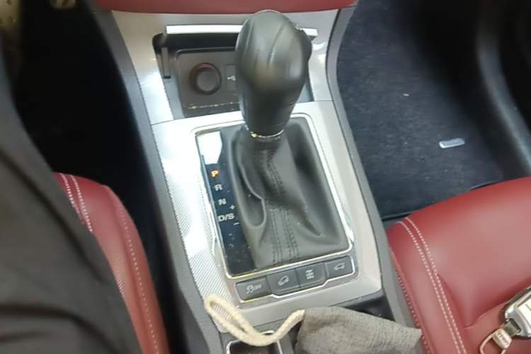 Used Roewe RX5 2016 30T Four-Wheel Drive Automatic Internet Smart Luxury Edition Gear Lever