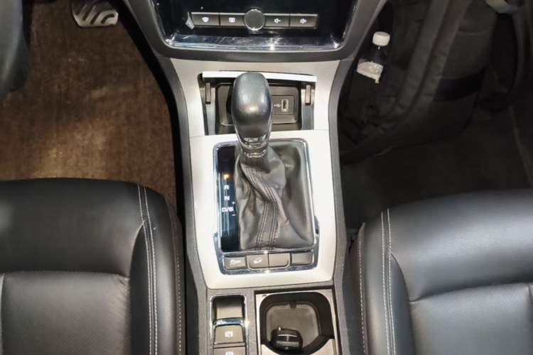 Used Roewe RX5 2016 20T Two-Wheel Drive Automatic Internet Smart Edition Gear Lever