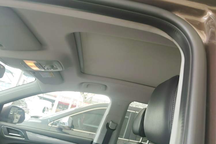Used Roewe RX5 2016 20T Two-Wheel Drive Automatic Flagship Edition Headliner