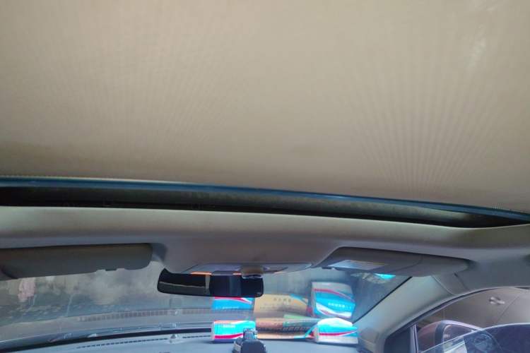 Used Roewe RX5 2016 20T Two-Wheel Drive Manual Transmission Internet Smart Edition Headliner