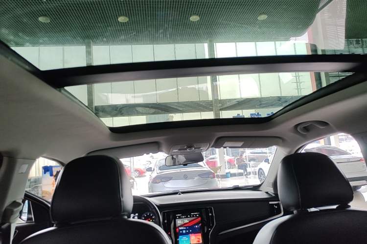 Used Roewe RX5 2016 20T Two-Wheel Drive Automatic Internet Smart Edition Headliner