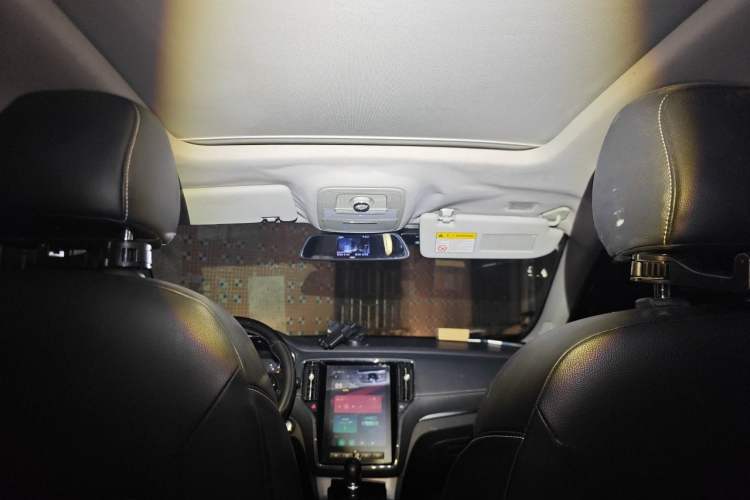 Used Roewe RX5 2016 20T Two-Wheel Drive Automatic Internet Smart Edition Headliner