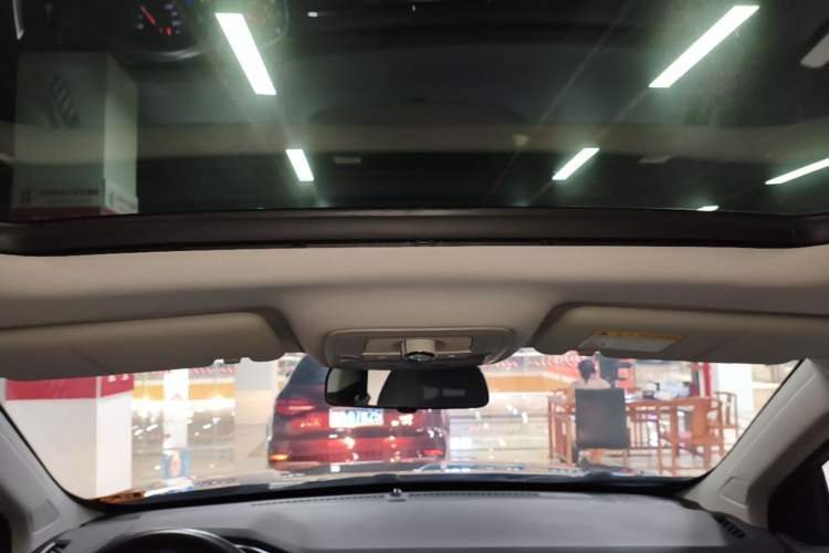 Used Roewe RX5 2016 20T Two-Wheel Drive Automatic Internet Smart Edition Headliner
