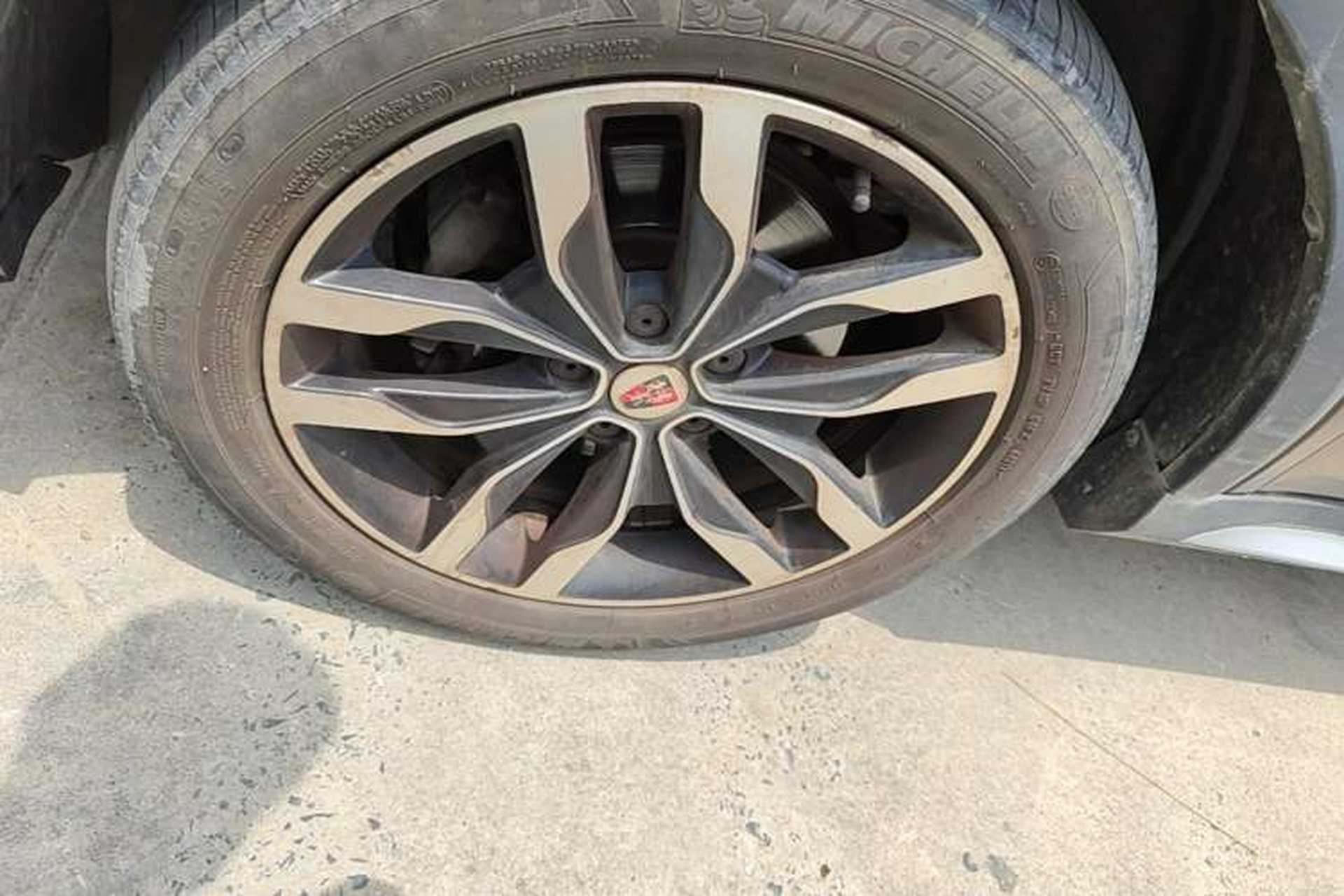 Used Roewe RX5 2016 20T Two-Wheel Drive Manual Transmission Internet Smart Edition Left Front Wheel Hub