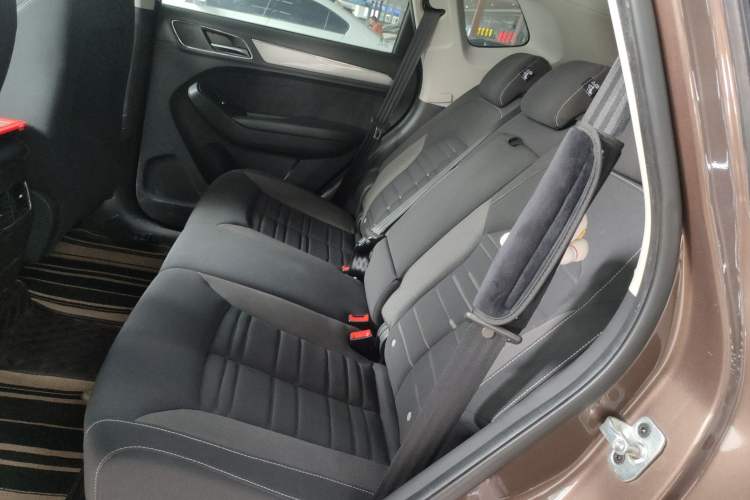 Used Roewe RX5 2016 Revised Version 20T Two-Wheel Drive Manual Transmission Luxury Edition Left Rear Seat