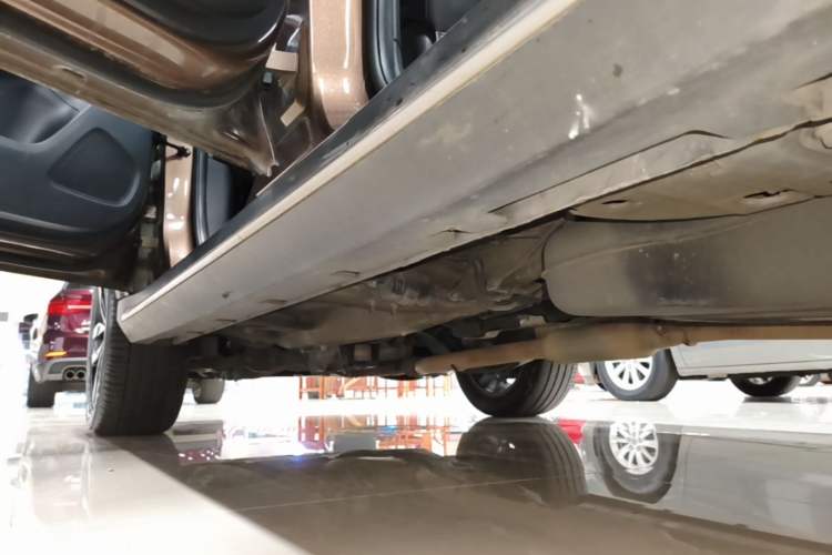 Used Roewe RX5 2016 20T Two-Wheel Drive Automatic Internet Smart Edition Left Side Sill