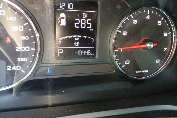 Used Roewe RX5 2016 20T Two-Wheel Drive Automatic Flagship Edition Odometer Close Up