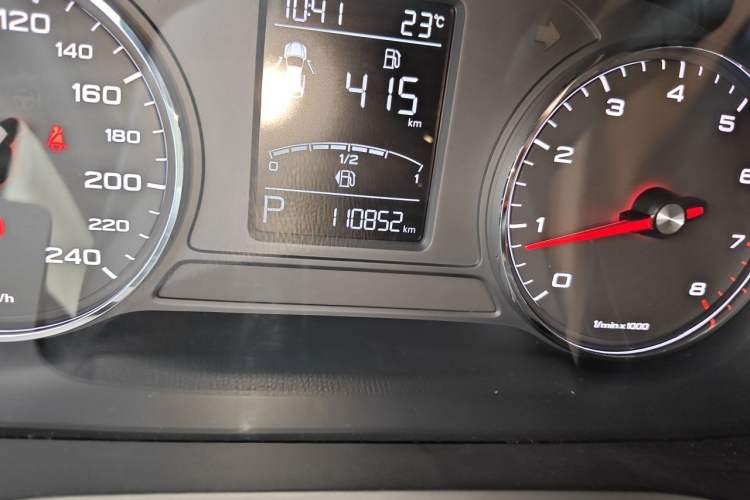 Used Roewe RX5 2016 20T Two-Wheel Drive Automatic Internet Smart Edition Odometer Close Up