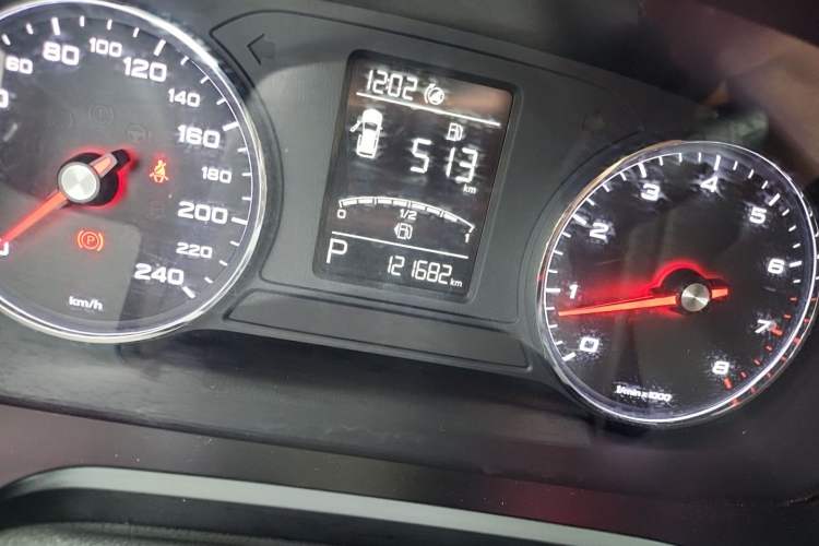 Used Roewe RX5 2016 20T Two-Wheel Drive Automatic Flagship Edition Odometer Close Up