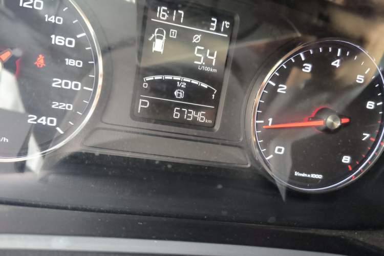 Used Roewe RX5 2016 20T Two-Wheel Drive Automatic Internet Smart Edition Odometer Close Up