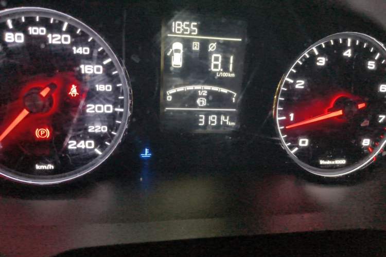 Used Roewe RX5 2016 Revised Version 20T Two-Wheel Drive Manual Transmission Luxury Edition Odometer Close Up