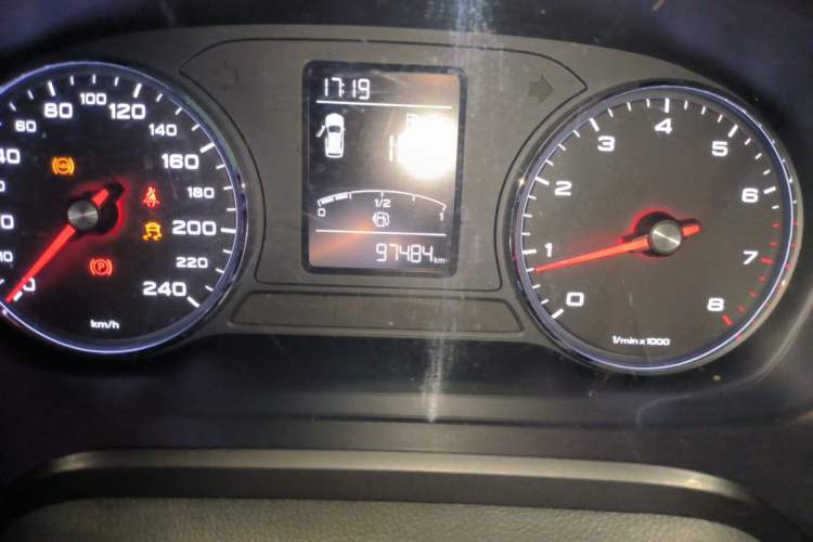 Used Roewe RX5 2016 20T Two-Wheel Drive Manual Flagship Edition Odometer Close Up