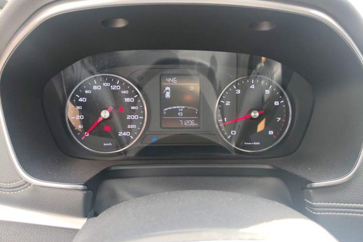 Used Roewe RX5 2016 20T Two-Wheel Drive Manual Flagship Edition Odometer Close Up
