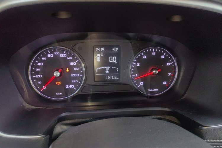 Used Roewe RX5 2016 20T Two-Wheel Drive Manual Transmission Internet Smart Edition Odometer Close Up