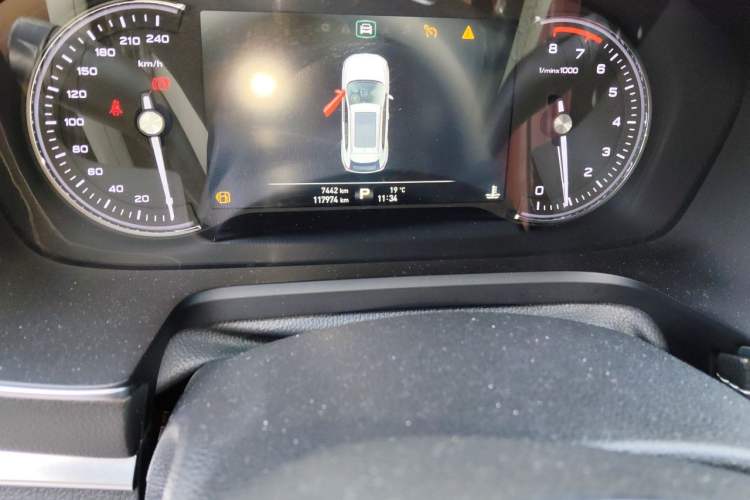 Used Roewe RX5 2016 30T Two-Wheel Drive Automatic Internet Smart Edition Odometer Close Up