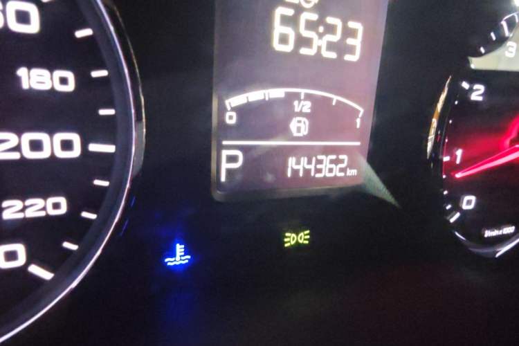Used Roewe RX5 2016 20T Two-Wheel Drive Automatic Internet Smart Edition Odometer Close Up