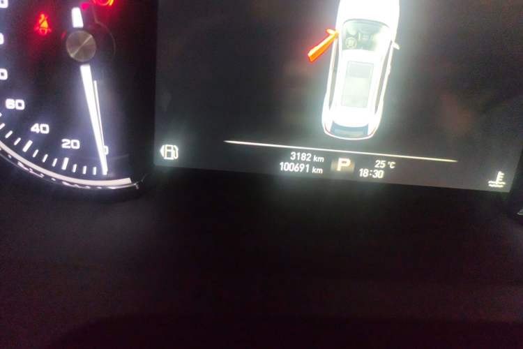 Used Roewe RX5 2016 30T Two-Wheel Drive Automatic Internet Smart Edition Odometer Close Up