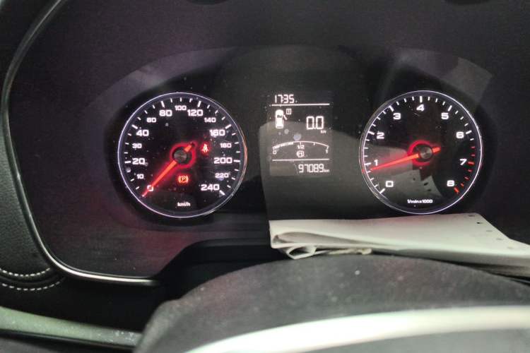 Used Roewe RX5 2016 20T Two-Wheel Drive Manual Flagship Edition Odometer Close Up