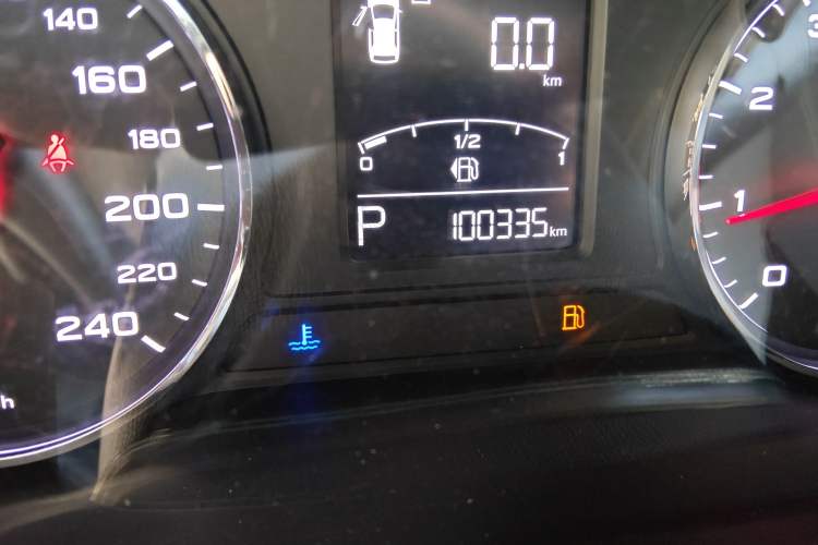 Used Roewe RX5 2016 20T Two-Wheel Drive Automatic Internet Smart Edition Odometer Close Up