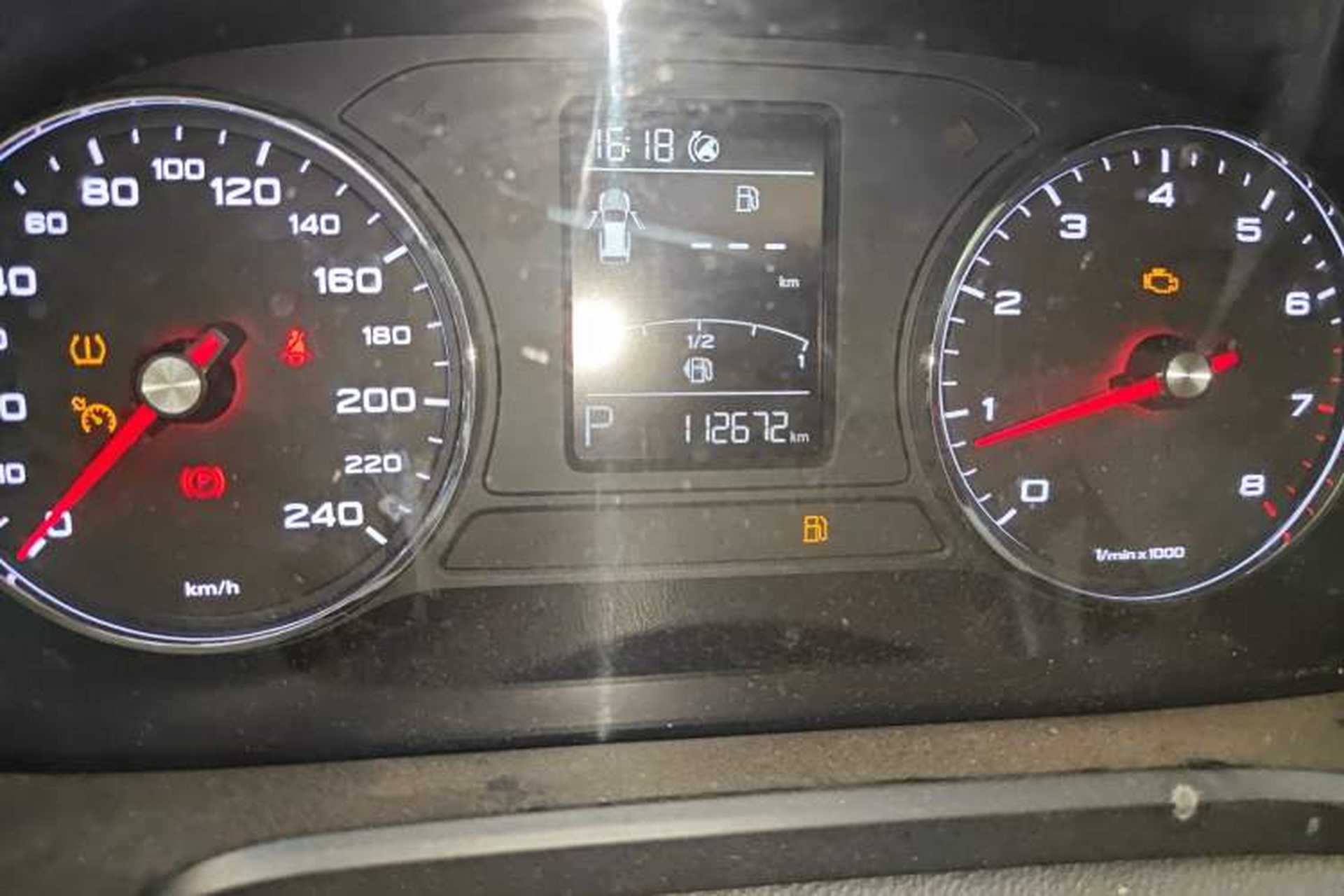 Used Roewe RX5 2016 20T Two-Wheel Drive Automatic Flagship Edition Odometer Close Up