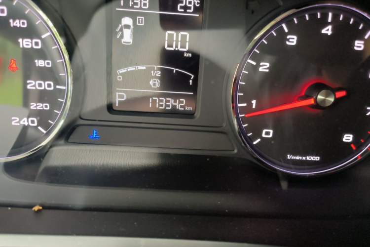 Used Roewe RX5 2016 20T Two-Wheel Drive Automatic Internet Smart Edition Odometer Close Up