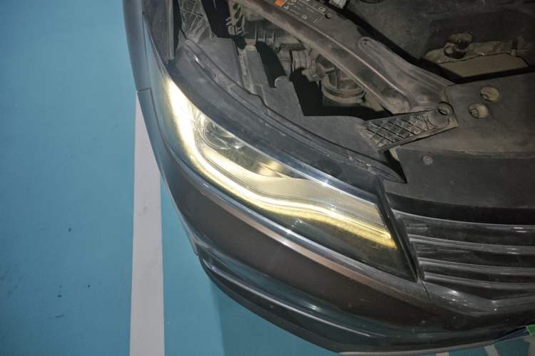 Used Roewe RX5 2016 20T Two-Wheel Drive Automatic Internet Smart Edition Right Front Headlight