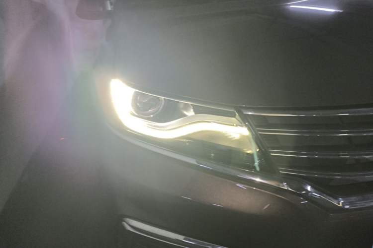 Used Roewe RX5 2016 20T Two-Wheel Drive Automatic Flagship Edition Right Front Headlight