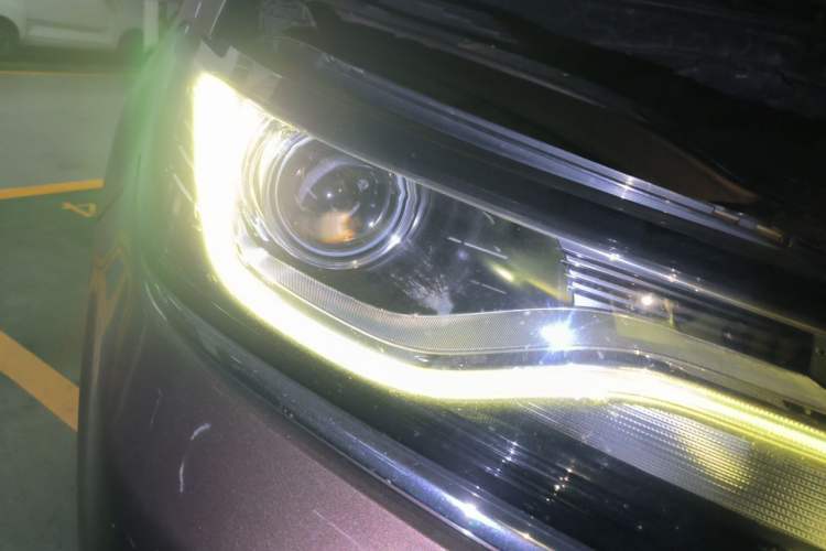 Used Roewe RX5 2016 20T Two-Wheel Drive Manual Flagship Edition Right Front Headlight