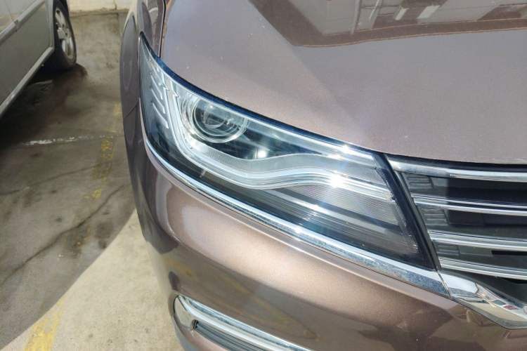 Used Roewe RX5 2016 20T Two-Wheel Drive Manual Flagship Edition Right Front Headlight