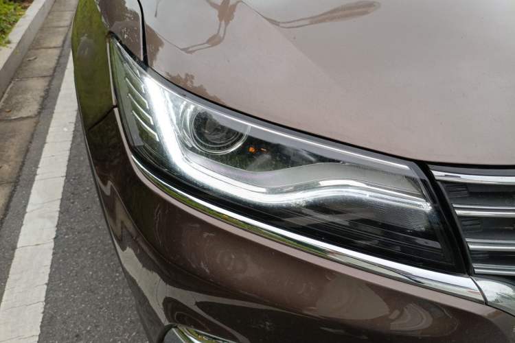 Used Roewe RX5 2016 20T Two-Wheel Drive Automatic Internet Smart Edition Right Front Headlight