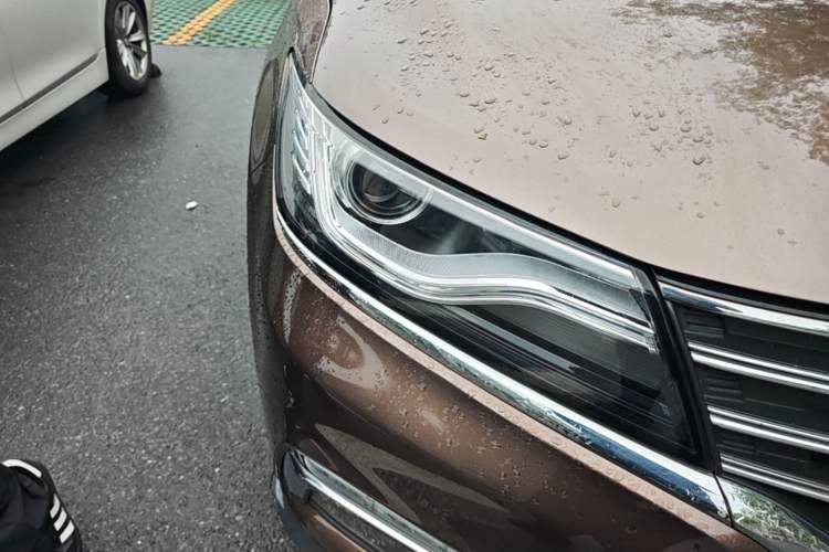 Used Roewe RX5 2016 20T Two-Wheel Drive Automatic Internet Smart Edition Right Front Headlight