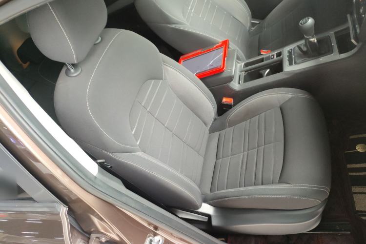 Used Roewe RX5 2016 Revised Version 20T Two-Wheel Drive Manual Transmission Luxury Edition Right Front Seat