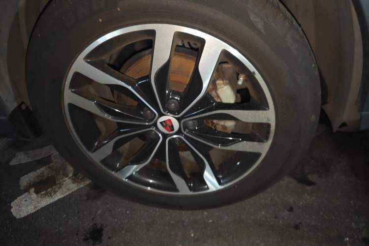 Used Roewe RX5 2016 20T Two-Wheel Drive Automatic Internet Smart Edition Right Front Wheel Hub