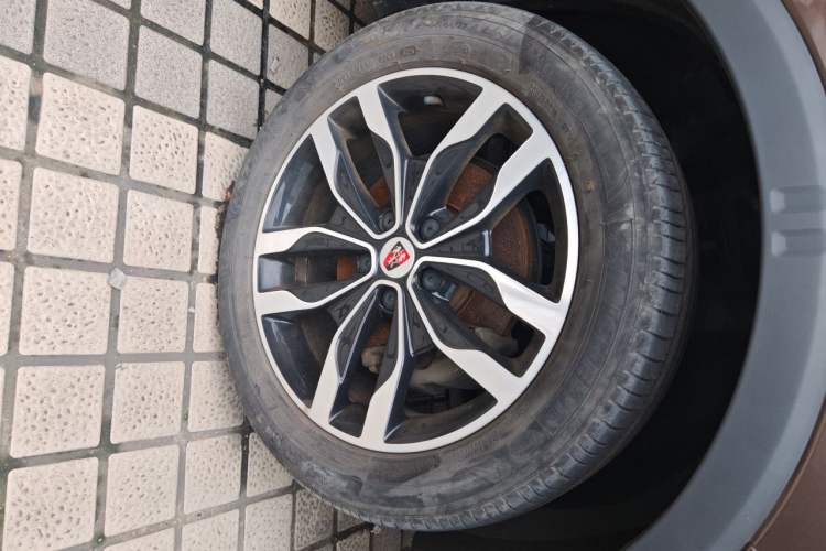 Used Roewe RX5 2016 20T Two-Wheel Drive Automatic Internet Smart Edition Right Front Wheel Hub