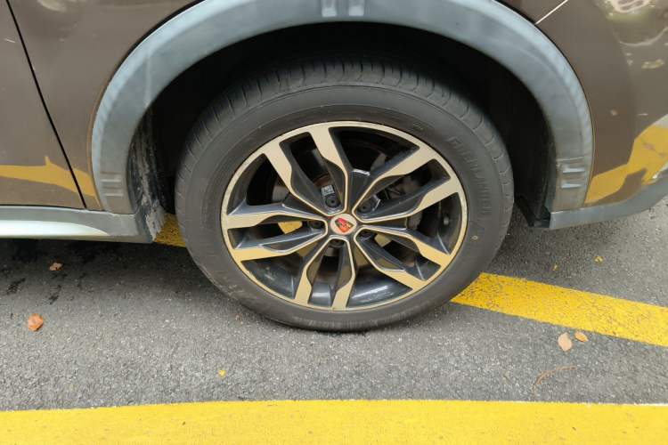 Used Roewe RX5 2016 20T Two-Wheel Drive Automatic Internet Smart Edition Right Front Wheel Hub