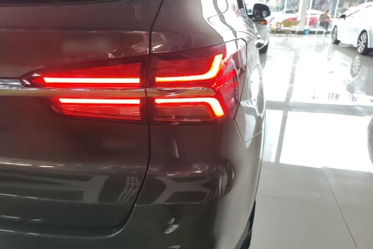 Used Roewe RX5 2016 20T Two-Wheel Drive Automatic Internet Smart Edition Right Rear Taillight
