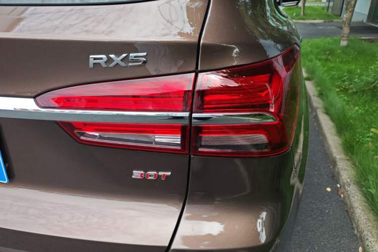 Used Roewe RX5 2016 30T Two-Wheel Drive Automatic Internet Smart Edition Right Rear Taillight