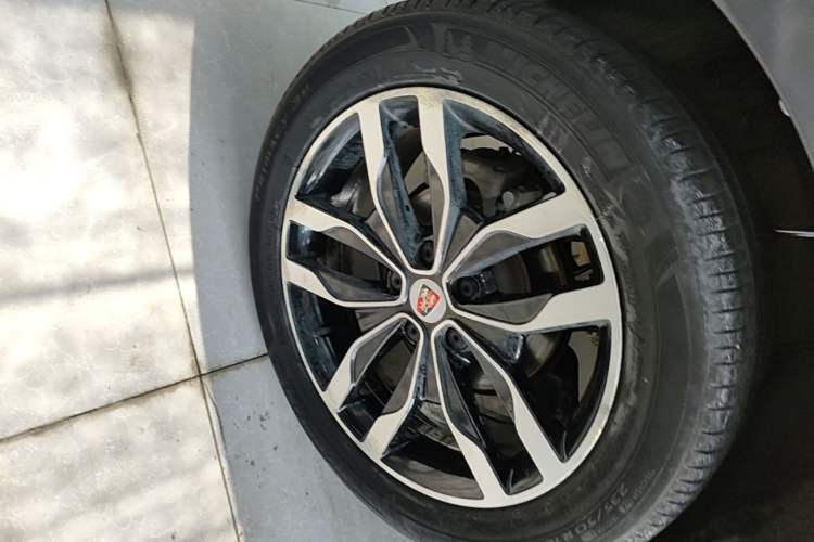 Used Roewe RX5 2016 20T Two-Wheel Drive Automatic Internet Smart Edition Right Rear Wheel Hub