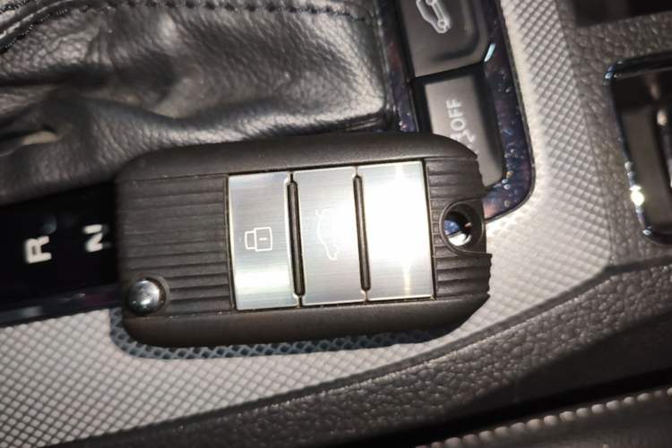 Used Roewe RX5 2016 20T Two-Wheel Drive Automatic Internet Smart Edition Vehicle Key
