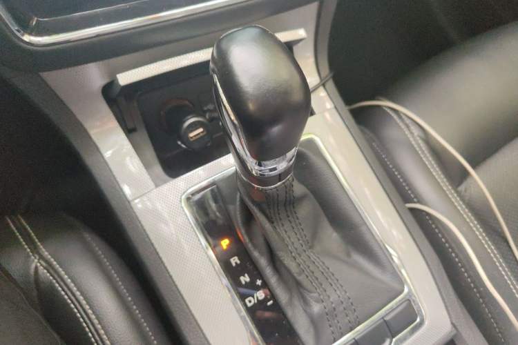 Used Roewe RX5 2016 20T Two-Wheel Drive Automatic Internet Smart Edition Gear Lever