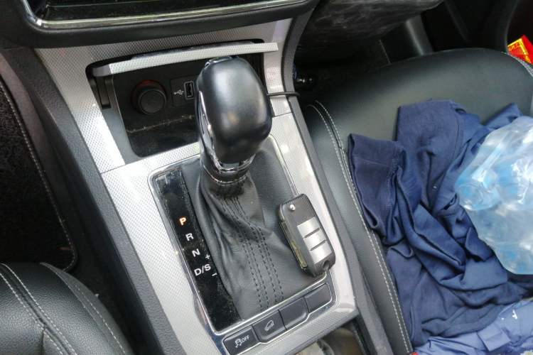 Used Roewe RX5 2016 20T Two-Wheel Drive Automatic Internet Smart Edition Gear Lever