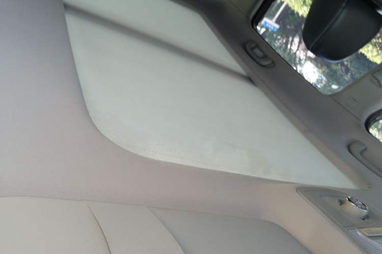 Used Roewe RX5 2016 20T Two-Wheel Drive Automatic Internet Smart Edition Headliner