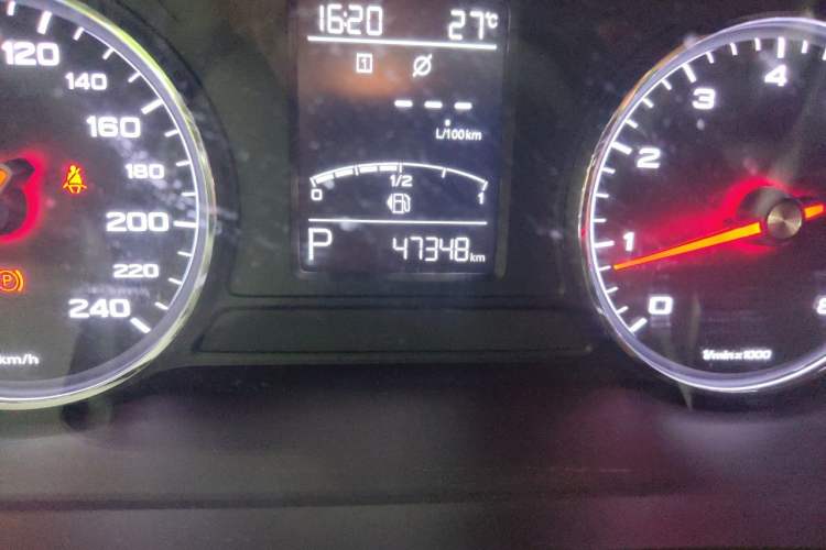 Used Roewe RX5 2016 20T Two-Wheel Drive Automatic Internet Smart Edition Odometer Close Up