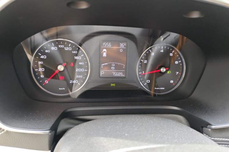 Used Roewe RX5 2016 20T Two-Wheel Drive Automatic Internet Smart Edition Odometer Close Up