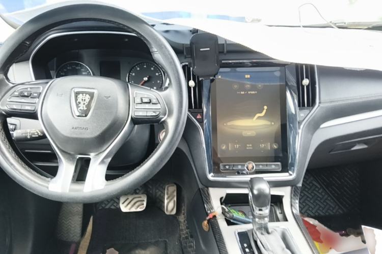 Used Roewe RX5 2016 20T Two-Wheel Drive Automatic Internet Smart Edition Center Console